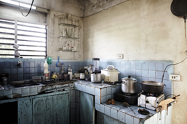 포토 JPG 해외이미지 백인 여자 남자 음식 40대 50대 백그라운드 창문 주택 사람 사람없음 내부 가로 주방 검은색 식사 방 도시 업무 작업 도움 수프 가난 기아 배고픔 서비스 서빙 커뮤니티 난민 노숙자 소셜 옛날 위기 이슈 자선단체 해외202004 해외포토 서양인 컬러 중년 컨셉 건물 그룹 사회이슈 자선 파일형식 이미지허브