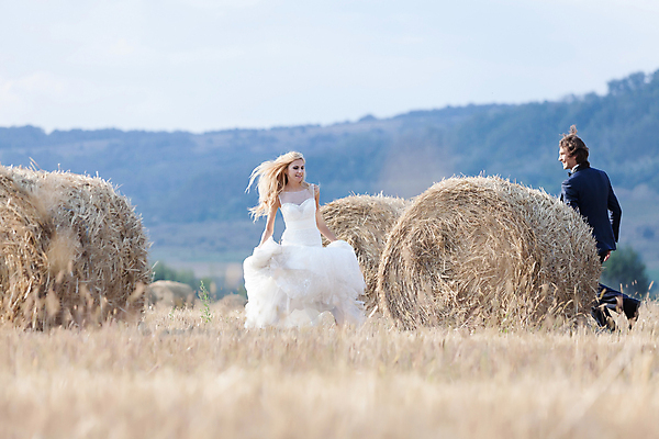포토 JPG 해외이미지 백인 커플 드레스 남자 행복 결혼 밭 신혼부부 자연 남편 미래 함께함 사랑 사람 야외 두명 달리기 기쁨 흰색 아내 자신감 연결 결합 마법 카피스페이스 해외202004 해외포토 서양인 부부 옷 감정 컬러 컨셉 농업 관계 모션 이벤트 공백 생태계 신혼 파일형식 이미지허브