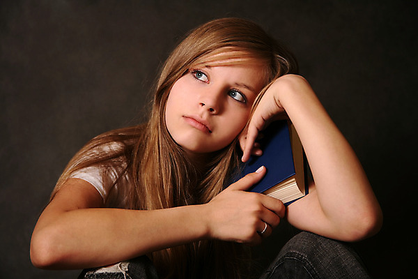 포토 JPG 해외이미지 학생 여자 교육 학교 한명 책 유행 가르침 9월 배려 해외202004 해외포토 1 사람 날짜 파일형식 이미지허브