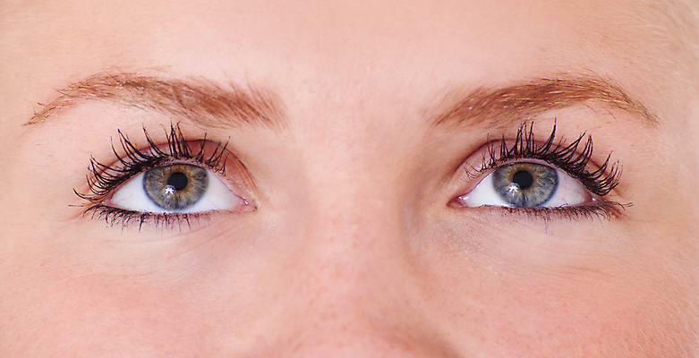 포토 JPG 해외이미지 백인 여자 얼굴 청소년 한명 10대 올려보기 흰배경 성인여자만 해외202004 해외포토 서양인 1 백그라운드 모션 사람 신체부위 흰색 여자만 성인만 파일형식 이미지허브