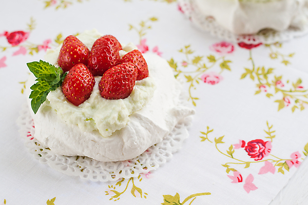 포토 JPG 해외이미지 딸기 디저트 실내 사람없음 케이크 머랭 해외202004 파블로바 해외포토 음식 과일 내부 파일형식 이미지허브