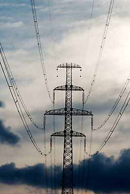 포토 JPG 해외이미지 산업 선 하늘 사람없음 경제 환경 어둠 힘 에너지 기둥 네트워크 메인 철사 시스템 자원 흐림 낭비 전압 철강 폭풍우 현재 공급 많음 해외202004 해외포토 건축 컨셉 날씨 비_날씨 자연재해 파일형식 이미지허브