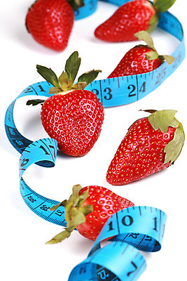 포토 JPG 해외이미지 식물 다이어트 과일 딸기 줄자 건강 사람없음 빨간색 흰색 신선 달콤 맛 일렬 고립 많음 해외202004 해외포토 컬러 컨셉 자 파일형식 이미지허브