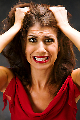 포토 JPG 해외이미지 백인 손 드레스 여자 얼굴 셔츠 갈색머리 관리 한명 빨간색 머리 표현 당기기 치아 입술 히스테리 해외202004 해외포토 서양인 1 헤어스타일 옷 컬러 상의 모션 사람 신체부위 소화기관 파일형식 이미지허브