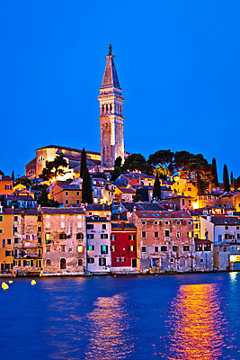 포토 JPG 해외이미지 유럽 바다 건축양식 하늘 거리 항해 파노라마 풍경 사람없음 세로 물 여름 파란색 빛 컬러풀 교회 여행객 탑 항구 황혼 일몰 바위 도시 보트 역사 저녁 지중해 타운 크로아티아 스카이라인 달마시안 옛날 카피스페이스 해외202004 해외포토 자연요소 건축물 계절 건축 나라 컬러 배_교통 종교건축 교통시설 촬영기법 사람 건물 노을 공백 돌_바위 개 야간 파일형식 이미지허브