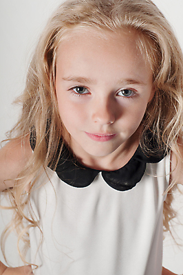 포토 JPG 해외이미지 백인 모델 1 긴머리 응시 드레스 여자 행복 얼굴 어린이 한명 사람 금발 유행 기쁨 흰색 표현 우아함 달콤 작음 잠금 해외202004 해외포토 서양인 헤어스타일 시선 옷 감정 컬러 컨셉 신체부위 맛 크기 보안 파일형식 이미지허브