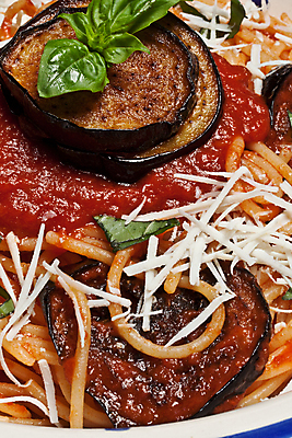 포토 JPG 해외이미지 나무 전통 접시 음식 포크 다이어트 토마토 가지 치즈 함께함 파스타 마늘 스파게티 사람없음 이탈리아 추위 튀김 신선 체리 지중해 국수 반죽 레시피 바질 마카로니 영양분 탈리아텔레 해외202004 해외포토 식물 식기 유럽 바다 컨셉 채소 과일 유제품 서양음식 건강 면류 파스타면 파일형식 이미지허브