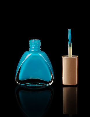 포토 JPG 해외이미지 검은배경 사람없음 파란색 반사 화장품 네일아트 매니큐어 매니큐어솔 해외202004 해외포토 컬러 백그라운드 뷰티 검은색 솔 파일형식 이미지허브