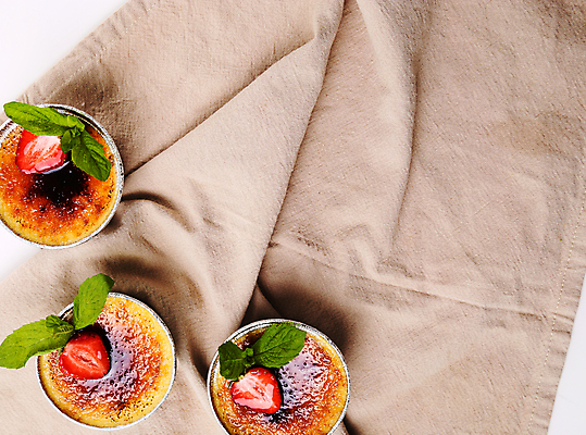 포토 JPG 해외이미지 그릇 딸기 단면 실내 사람없음 하이앵글 식탁보 민트 크렘브륄레 카피스페이스 해외202004 해외포토 식기 뷰포인트 과일 디저트 내부 공백 허브 파일형식 이미지허브