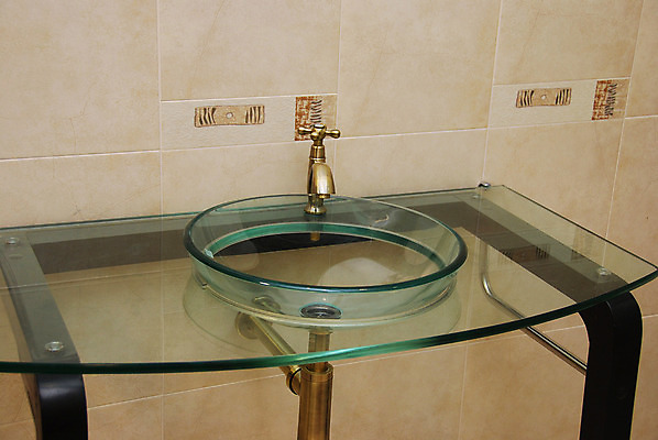 포토 JPG 해외이미지 디자인 주택 실내 사람없음 내부 장식 초록색 빛 금속 욕실 흰색 도자기 사발 고급 우아함 위생 씻기 빨래 청소 타일 싱크대 수도꼭지 위생관리 해외202004 해외포토 컬러 컨셉 가사 재질 관리 건물 청결 사기그릇 개수대 파일형식 이미지허브