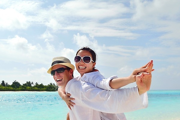 포토 JPG 해외이미지 주간 라이프스타일 커플 여자 남자 데이트 팔벌리기 휴식 사랑 상반신 성인 해변 야외 두명 옆모습 선글라스 손잡기 맑음 업기 성인만 해외202004 해외포토 자연요소 감정 안경 바다 뷰포인트 컨셉 관계 모션 날씨 사람 생활 파일형식 이미지허브