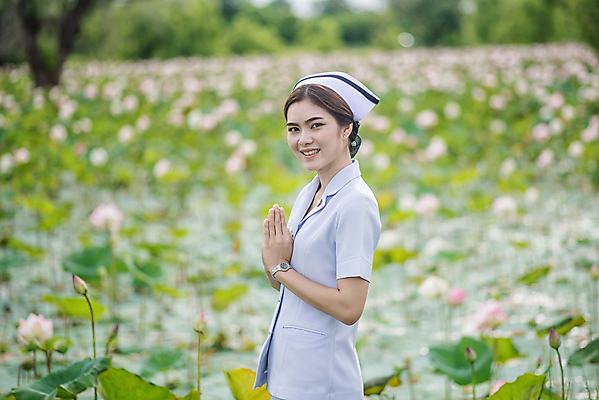 포토 JPG 해외이미지 라이프스타일 응시 공원 여자 행복 백그라운드 유니폼 자연 노동자 한국 건강 한명 사람 동양인 야외 초록색 빛 햇빛 일본 맑음 중국 간호사 의사 코트 흰색 숲 간호 내추럴 돌봄 해외202004 해외포토 직업 1 시선 옷 공공시설 감정 아시아 컬러 모션 날씨 인종 생활 태양 외투 의료진 생태계 파일형식 이미지허브