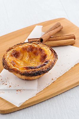 포토 JPG 해외이미지 디저트 실내 사람없음 한개 달콤 흰배경 나무도마 부스러기 시나몬스틱 에그타르트 종이호일 해외202004 해외포토 1 음식 백그라운드 도마 내부 목재 흰색 맛 시나몬 타르트 파일형식 이미지허브