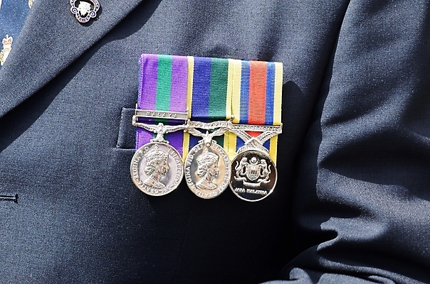 포토 JPG 해외이미지 유니폼 영국 서기 사람없음 장식 금속 메달 심볼 군용 배지 육군 영웅 애국심 명예 궤 옛날 해외202004 해외포토 옷 유럽 모션 재질 군대 상_상패 파일형식 이미지허브