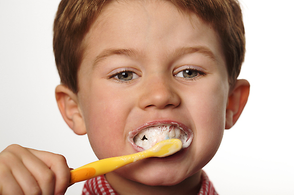 포토 JPG 해외이미지 손 응시 행복 얼굴 어린이 건강 한명 미소 소년 청결 기쁨 흰색 표현 잡기 붓 입 치아 위생 칫솔 예방 치약 고립 돌봄 위생관리 해외202004 해외포토 1 시선 남자 감정 컬러 모션 표정 관리 사람 신체부위 위생용품 소화기관 파일형식 이미지허브