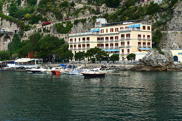 포토 JPG 해외이미지 바다 휴가 사람없음 항구 절벽 보트 해외202004 해외포토 배_교통 교통시설 파일형식 이미지허브