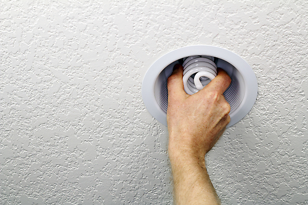 포토 JPG 해외이미지 손 새로움 주택 사람 사람없음 내부 에너지 흰색 램프 잡기 변화 콘센트 보호 천장 친환경 형광등 교체 설치 해외202004 해외포토 컬러 컨셉 모션 전등 조명 건물 신체부위 환경 파일형식 이미지허브