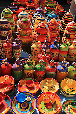 포토 JPG 해외이미지 전통 접시 디자인 오렌지 미술 사람없음 장식 빨간색 초록색 컬러풀 노란색 상점 보라색 프랑스 도자기 상품 기념품 점토 지역 장인 수공예 프랑스어 프로방스 핸드메이드 해외202004 해외포토 문자 식기 유럽 컬러 과일 문화예술 공예 오브젝트 파일형식 이미지허브