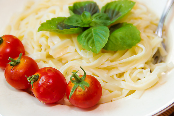 포토 JPG 해외이미지 전통 접시 음식 백그라운드 잎 토마토 재료 탁자 파스타 건강 스파게티 요리 사람없음 빨간색 식사 저녁식사 이탈리아 흰색 신선 체리 허브 바질 점심식사 고립 볼로냐 해외202004 해외포토 식물 식기 유럽 컬러 가구 채소 과일 서양음식 파일형식 이미지허브