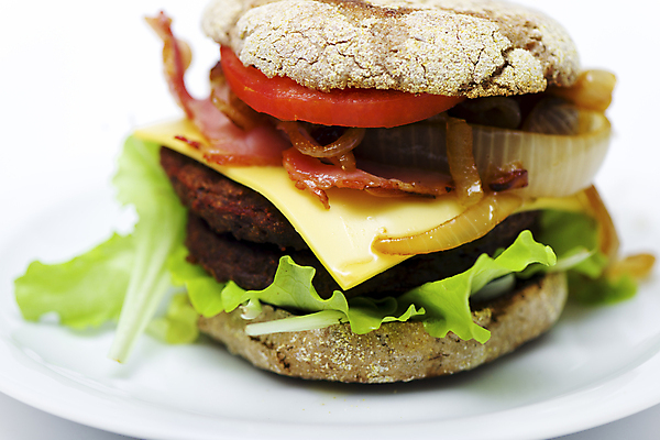 포토 JPG 해외이미지 접시 영어 음식 백그라운드 토마토 양파 치즈 패스트푸드 샌드위치 육류 빨대 사람없음 빨간색 초록색 노란색 식사 저녁식사 소고기 튀김 햄버거 흰색 닫기 맛 그릴 상추 바비큐 속도 베이컨 점심식사 고립 번 치즈버거 해외202004 해외포토 문자 식기 빵 컬러 컨셉 채소 식재료 모션 주방용품 유제품 돼지고기 인스턴트 파일형식 이미지허브