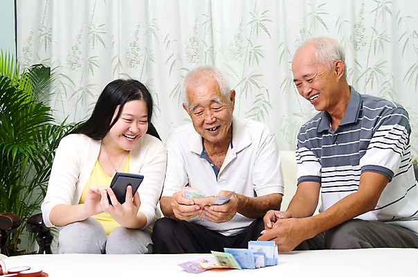 포토 JPG 해외이미지 라이프스타일 여자 할아버지 남자 행복 아들 돈 관계 설계 손녀 주택 함께함 실내 사랑 사람 앉기 동양인 세명 금융 중국 저축 계산기 계산 아빠 재산 투자 70대 고정 말레이시아 대출 골 옛날 해외202004 해외포토 노년 감정 아시아 컨셉 비즈니스 가족 모션 문구용품 인종 내부 건물 생활 경제 장비 손주 파일형식 이미지허브