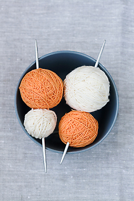 포토 JPG 해외이미지 그릇 접시 행복 밧줄 오렌지 공 가족 주택 취미 사람없음 어둠 고요 회색 업무 뜨개질 큼 복숭아 부드러움 실타래 얇은 혼자 안락 해외202004 해외포토 식기 감정 줄 컬러 컨셉 과일 관계 건물 작업 감각 크기 파일형식 이미지허브