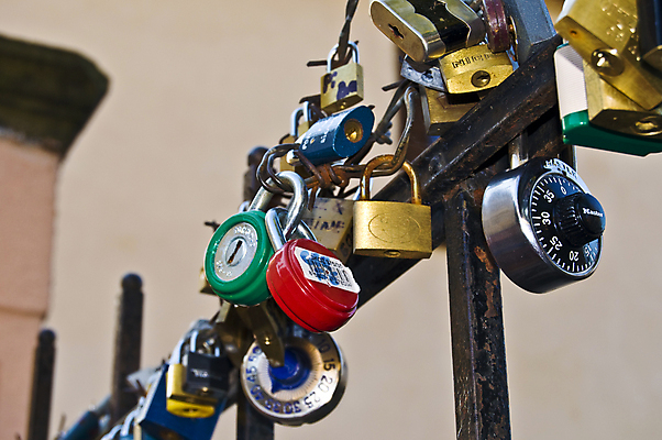 포토 JPG 해외이미지 전통 행복 문화 결혼 컨셉 관계 아이디어 자물쇠 발렌타인데이 사랑 안전 사람없음 야외 울타리 쌓기 금속 우정 하트 최고 그룹 접속 큼 다발 철 심볼 부식 잠금 보안 열쇠구멍 체코 약혼 프라하 중독 흙더미 부적 영원 철강 철책 통일 해외202004 해외포토 모양 감정 유럽 모션 데이이벤트 재질 이벤트 친구 담장 흙 크기 약속 파일형식 더미 이미지허브
