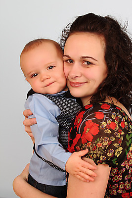 포토 JPG 해외이미지 백인 모델 응시 남자 아들 어린이 백그라운드 가족 관계 엄마 넥타이 갈색머리 실내 건강 사랑 사람 앉기 소년 두명 세로 청바지 표현 아기 잡기 달콤 작음 걸음마 해외202004 해외포토 서양인 헤어스타일 시선 잡화 감정 바지 모션 내부 맛 크기 파일형식 이미지허브