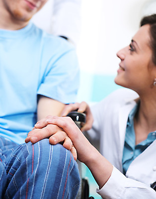 포토 JPG 해외이미지 함께함 병원 두명 건강관리 환자 의사 실험복 도움 전문직 질병 장애인 휠체어 문제 해결 돌봄 지원 헬프 해외202004 해외포토 직업 컨셉 의학 모션 건강 관리 사람 의료진 가운 장애 파일형식 이미지허브