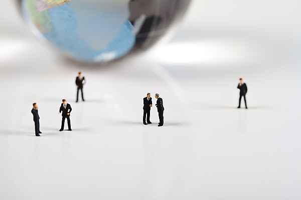 포토 JPG 해외이미지 회의 협력 실내 대화 사람없음 금융 지구본 글로벌비즈니스 업무 비즈니스맨 토론 흰배경 금융비즈니스 인물미니어처 해외202004 해외포토 남자 백그라운드 비즈니스 말하기 내부 경제 글로벌 미니어처 흰색 작업 직장인 파일형식 이미지허브