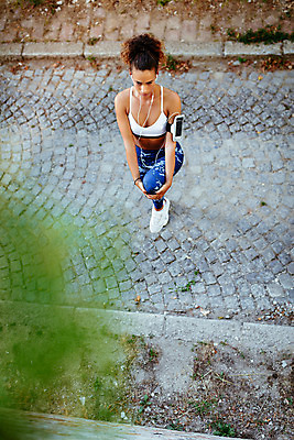 포토 JPG 해외이미지 라이프스타일 도로 스포츠 휴식 건강 한명 야외 세로 달리기 조깅 운동 헤드폰 스트레칭 도시 연습 시티라이프 달리기선수 카피스페이스 해외202004 해외포토 1 길 음향기기 컨셉 교통시설 모션 사람 생활 공백 육상선수 파일형식 이미지허브