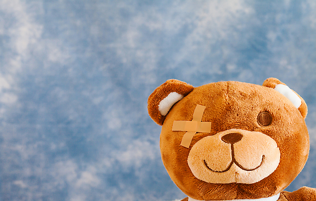 포토 JPG 해외이미지 백그라운드 컨셉 십자가 곰 털 건강 사람없음 파란색 장난감 약 우주 고통 환자 의사 슬픔 도움 질병 상처 사건 심볼 두통 감염 붕대 부드러움 테라피 보험 폭식 깨짐 돌봄 소아과의사 치유 헬프 카피스페이스 해외202004 해외포토 동물 감정 컬러 포유류 의학 모션 뷰티 공백 의료진 감각 파일형식 이미지허브