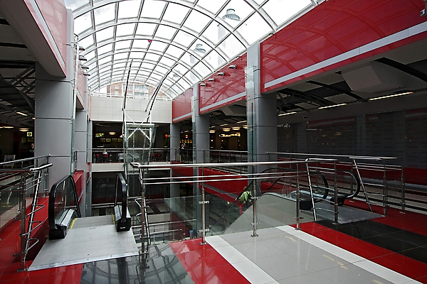 포토 JPG 해외이미지 디자인 비즈니스 건축양식 사다리 창문 유리 미래 바닥 실내 사람없음 내부 건물 파란색 빛 사무실 상점 금속 기둥 도시 우아함 타일 모자이크 에스컬레이터 소매 빛망울 철강 스타일 부족함 해외202004 해외포토 건축물 건축 컬러 컨셉 재질 도구 파일형식 이미지허브