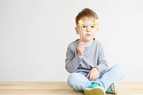 포토 JPG 해외이미지 백인 라이프스타일 남자 행복 감정 안경 아들 얼굴 어린이 포즈 운동화 장난 놀이 실내 한명 미소 웃음 사람 소년 장난감 유행 기쁨 게임 흰색 청바지 표현 아기 작음 긍정 판지 스타일 해외202004 해외포토 서양인 1 잡화 컬러 신발 컨셉 바지 가족 표정 내부 생활 신체부위 크기 파일형식 이미지허브