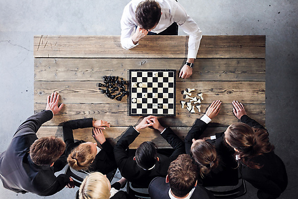 포토 JPG 해외이미지 백인 직업 남자 스포츠 컨셉 회사 비즈니스 놀이 성공 설계 사람 여러명 검은색 경쟁 도전 게임 흰색 우승 비즈니스맨 자신감 그룹 체스 계획 대표 리더 체스판 전략 장군 분실 승자 지능 플레이어 해외202004 해외포토 서양인 감정 컬러 다수 최고 직장인 파일형식 이미지허브