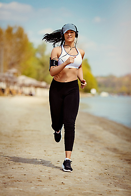 포토 JPG 해외이미지 라이프스타일 행복 모래 스포츠 휴식 건강 한명 야외 세로 강 달리기 조깅 운동 헤드폰 도시 연습 근육질 시티라이프 달리기선수 해외202004 해외포토 1 감정 음향기기 컨셉 모션 근육 사람 생활 몸매 육상선수 파일형식 이미지허브