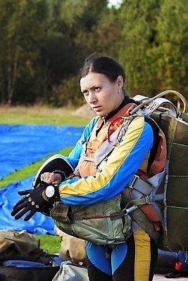 포토 JPG 해외이미지 백인 여자 바람 날씨 한명 파란색 어둠 침묵 벨트 던지기 계획 공항 헬멧 위험 속도 섬광 지원 해외202004 해외포토 자연요소 서양인 1 잡화 컬러 컨셉 교통시설 모션 사람 소리 보호장비 파일형식 이미지허브