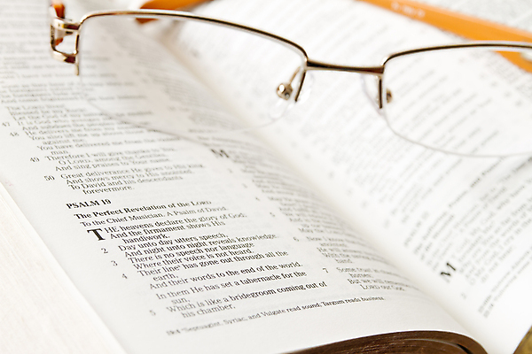 포토 JPG 해외이미지 기독교 종교 안경 사람없음 책 단어 성경 읽기 묘사 증거 신성 신앙심 옛날 해외202004 해외포토 문자 잡화 종교용품 모션 파일형식 이미지허브