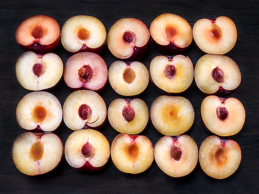 포토 JPG 해외이미지 음식 백그라운드 과일 건강 사람없음 빨간색 파란색 보라색 검은색 흰색 신선 그룹 달콤 맛 자르기 유기농 날것 자두 고립 숙성 채식주의자 해외202004 해외포토 웰빙 컬러 컨셉 모션 채식 파일형식 이미지허브