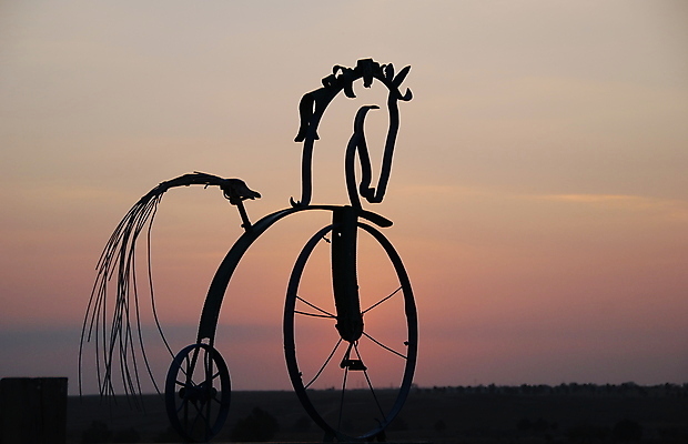 포토 JPG 해외이미지 여행 의자 형상 풍경 사람없음 자전거 검은색 일몰 골동품 바퀴 유머 역사 승차 철 복고 순환 구식 옛날 페달 해외202004 해외포토 감정 컬러 가구 모션 노을 바이크 파일형식 이미지허브