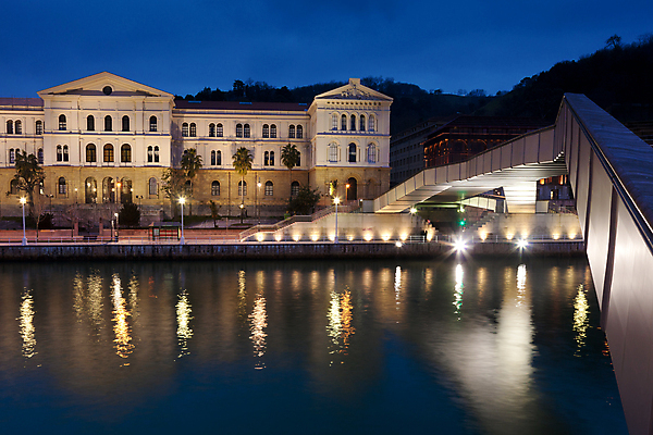 포토 JPG 해외이미지 유럽 여행 건축양식 전등 조명 풍경 사람없음 건물 강 반사 어둠 일몰 운명 도시 역사 스페인 야간 대학교 빛망울 해외202004 해외포토 자연요소 건축물 건축 나라 학교 빛 노을 파일형식 이미지허브
