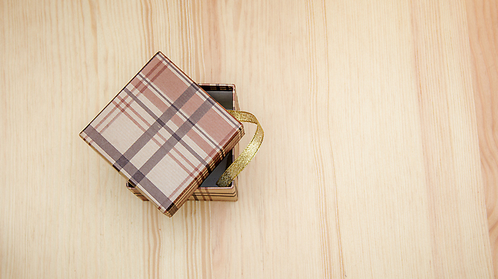 포토 JPG 해외이미지 계절 리본 종이 백그라운드 크리스마스 겨울 탁자 휴가 발렌타인데이 선물 사랑 사람 이벤트 사람없음 목재 장식 빨간색 쇼핑 상자 갈색 꼬리표 라벨 세일 우주 놀람 금지 시골 축하 생일 실 편지 묶기 심볼 오브젝트 싱글 질감 매듭 패키지 소매 그런지 옛날 포장소품 해외202004 해외포토 나무 기념일 감정 컬러 가구 컨셉 재료 포장 모션 데이이벤트 프레임 표정 포장재료 파일형식 이미지허브