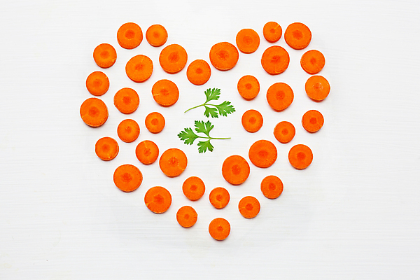 포토 JPG 해외이미지 단면 실내 파슬리 사람없음 하이앵글 당근 하트 자르기 흰배경 해외202004 해외포토 모양 뷰포인트 백그라운드 채소 모션 뿌리채소 내부 흰색 파일형식 이미지허브