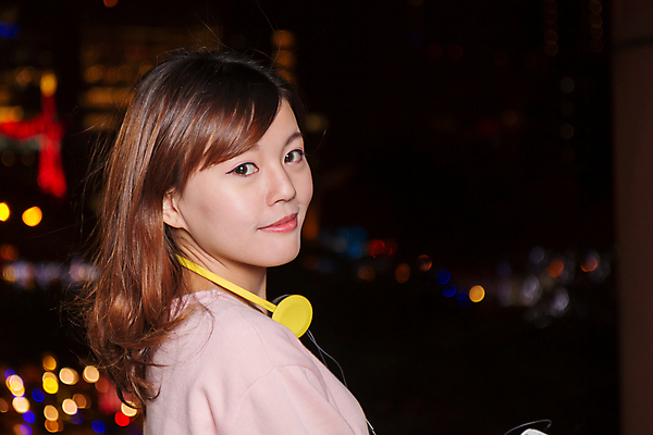 포토 JPG 해외이미지 1 여자 음악 이어폰 전등 한명 사람 동양인 스마트폰 핸드폰 헤드폰 MP3 야간 말레이시아 해외202004 해외포토 자연요소 아시아 음향기기 문화예술 조명 인종 전자제품 스마트기기 파일형식 이미지허브