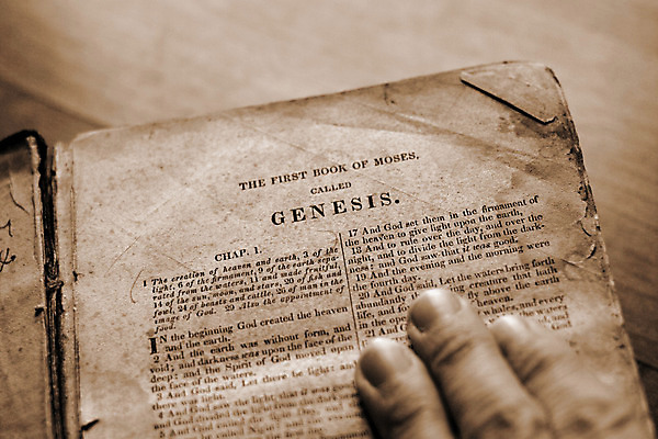 포토 JPG 해외이미지 라이프스타일 손 종교 지구 손가락 가족 창조 사람 사람없음 책 단어 스터디 세계 믿음 성경 골동품 오픈 역사 읽기 법 페이지 신성 천국 세대 공유 사실 세피아 신앙심 처음 해외202004 해외포토 문자 감정 종교용품 관계 모션 촬영기법 생활 신체부위 학습 파일형식 이미지허브