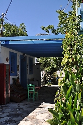 포토 JPG 해외이미지 식물 전통 유럽 커피 가구 의자 건축양식 탁자 하늘 휴식 앉기 사람없음 야외 목재 초록색 파란색 소파 컬러풀 식당 정원 카페 흰색 바 술집 휴게실 지중해 그리스 묘사 그림 장면 카페테리아 그리스인 해외202004 해외포토 서양인 나무 건축 나라 음료 바다 컬러 생활용품 컨셉 재료 모션 상점 파일형식 이미지허브