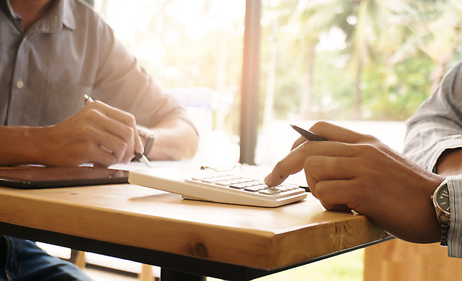 포토 JPG 해외이미지 직업 손 여자 종이 백그라운드 컨셉 돈 비즈니스 통계 버튼 노동자 사람 사람없음 금융 사무실 공백 계산기 정보 흰색 긴급 작업 비즈니스맨 계산 분석 보고서 서식 문서 투자 바쁨 비서 회계 월급 분석가 세금 회계사 해외202004 해외포토 남자 컬러 문구용품 신체부위 경제 장비 직장인 재산 파일형식 이미지허브