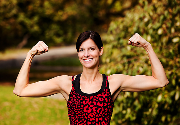 포토 JPG 해외이미지 백인 모델 공원 여자 행복 신체 근육 건강 한명 미소 성인 초록색 운동 스트레칭 힘 흰색 근육질 팔 이두근 해외202004 해외포토 서양인 1 공공시설 감정 컬러 표정 사람 신체부위 몸매 파일형식 이미지허브