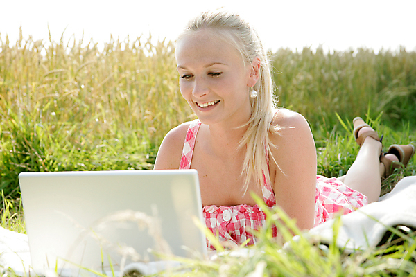 포토 JPG 해외이미지 밭 인터넷 자연 휴가 휴식 기술 한명 웃음 노트북 컴퓨터 금발 태양 공책 봄 기쁨 업무 담요 멀티미디어 단절 해외202004 해외포토 자연요소 1 헤어스타일 계절 감정 컨셉 농업 문구용품 표정 사람 전자제품 작업 생태계 파일형식 이미지허브
