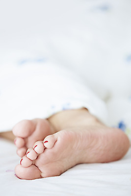 포토 JPG 해외이미지 백인 라이프스타일 여자 손가락 맨발 아침 휴식 주택 실내 건강 한명 사람 성인 신체부위 쌓기 고요 기쁨 침실 이불 침대 잠 담요 순수 속도 주말 일요일 게으름 양발 천진난만 페디큐어 해외202004 해외포토 주간 서양인 1 손 감정 가구 컨셉 침구 모션 발 내부 건물 생활 뷰티 요일 파일형식 이미지허브